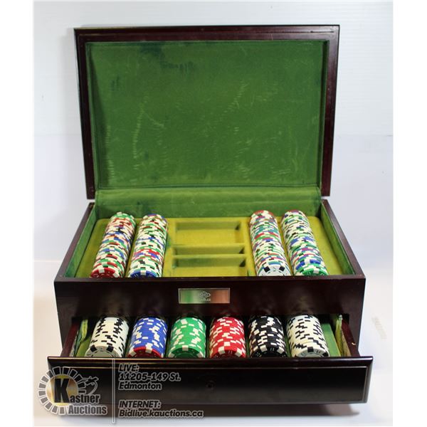 POKER SET IN WOODEN CASE.