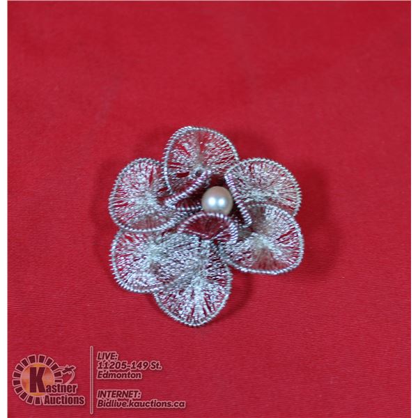 A SILVER MESH BROOCH WITH FAUX PEARL IN THE