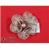 Image 2 : A SILVER MESH BROOCH WITH FAUX PEARL IN THE