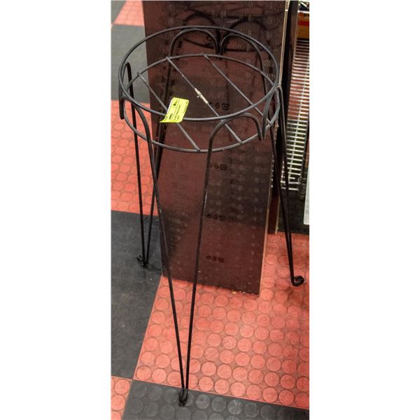 DECORATIVE BLACK WROUGHT IRON RAISED PLANT