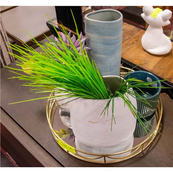 SHOWHOME MIRROR WITH VASE DECOR