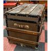 Image 4 : VINTAGE MCBRINE TRUNK