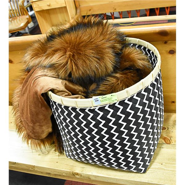 SHOWHOME MODERN WICKER BASKET WITH FUR BLANKET