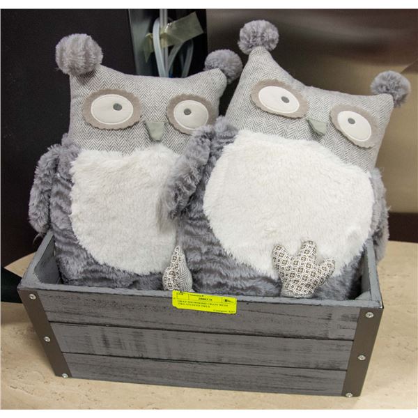 GREY SHOWHOME CRATE WITH TWO STUFFED OWLS