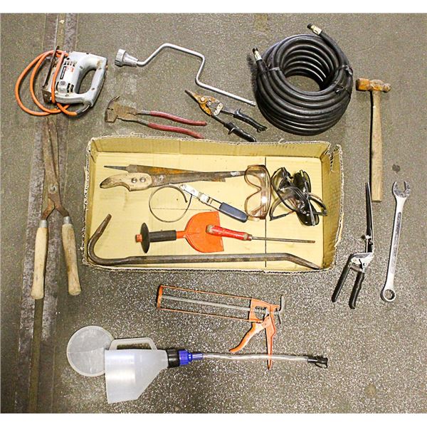 TRAY OF ASSORTED TOOLS