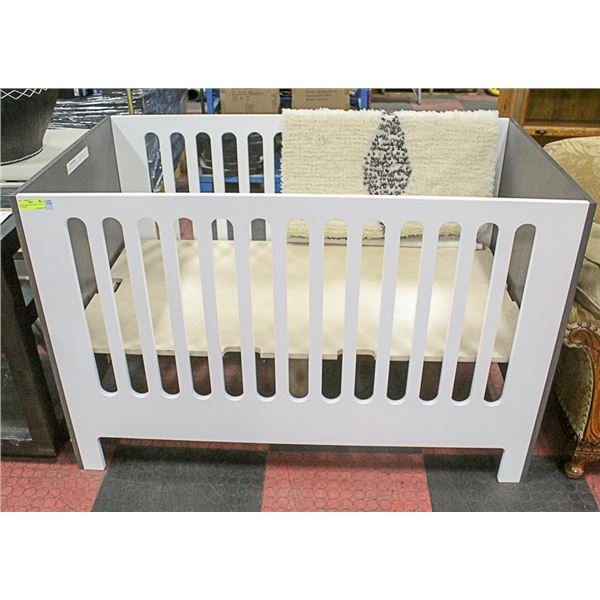 SHOWHOME BABY CRIB 53.5 X 29.5 35 INCHES