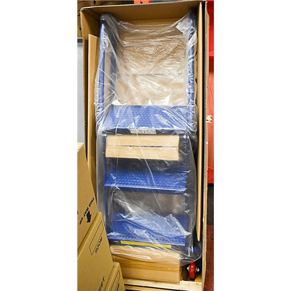 BRAND NEW KLETON STEP COMMERCIAL LADDER W/WHEELS