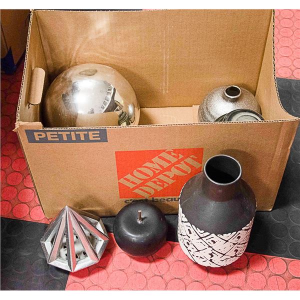 BOX OF SHOWHOME PILLOWS & BLANKETS