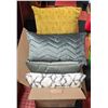 Image 1 : SHOWHOME BOX OF ASSORTED PILLOWS