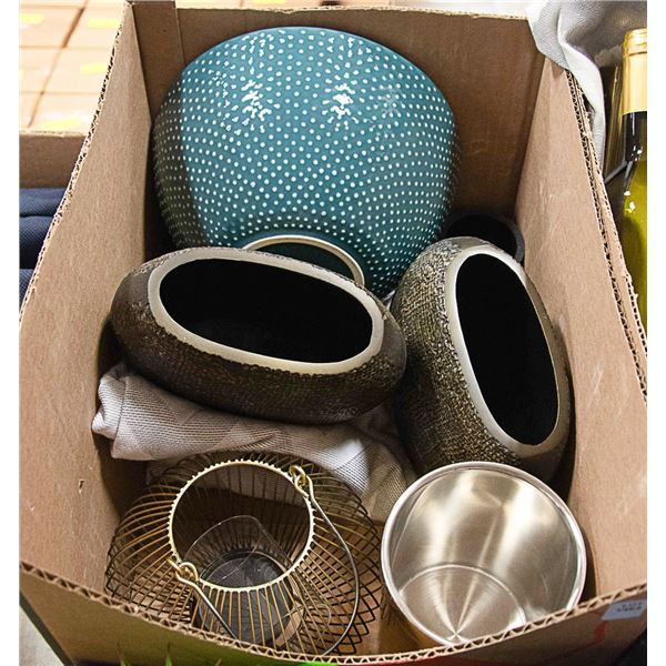 SHOWHOME BOX OF VASE & OTHER DECOR