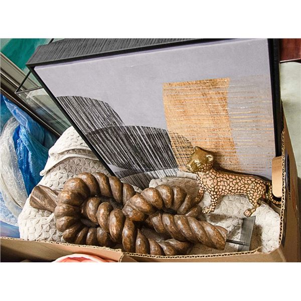 SHOWHOME BOX WITH WALL HANGINGS & ORNAMENTS