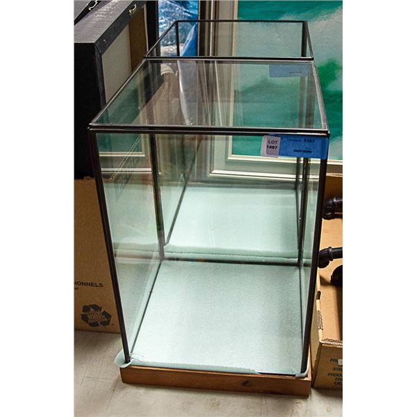 SHOWHOME LOT OF 2 DISPLAY CUBES