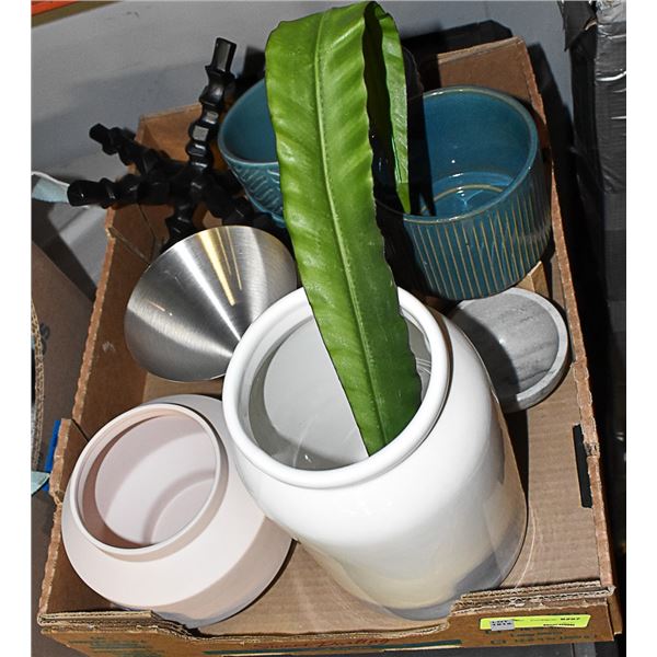 SHOWHOME BOX OF VASES & DECOR PIECES