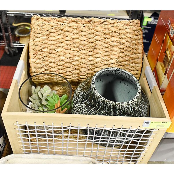 SHOWHOME CRATE WITH ORNAMENTS