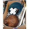 Image 1 : SHOWHOME BOX OF HOME DECOR ORNAMENTS