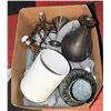 Image 1 : LARGE BOX OF SHOWHOME DECORATIONS