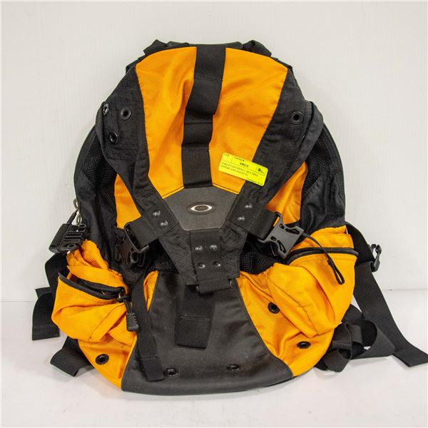 OAKLEY BACKPACK MULTIPLE ZIPPERS AND POCKETS