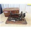 Image 1 : Portable Crank Sewing Machine