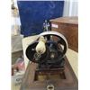 Image 2 : Portable Crank Sewing Machine