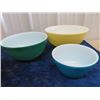 Image 2 : Primary Color Pyrex Mixing Bowls