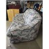 Image 2 : Upholstered Loveseat - Nice Condition