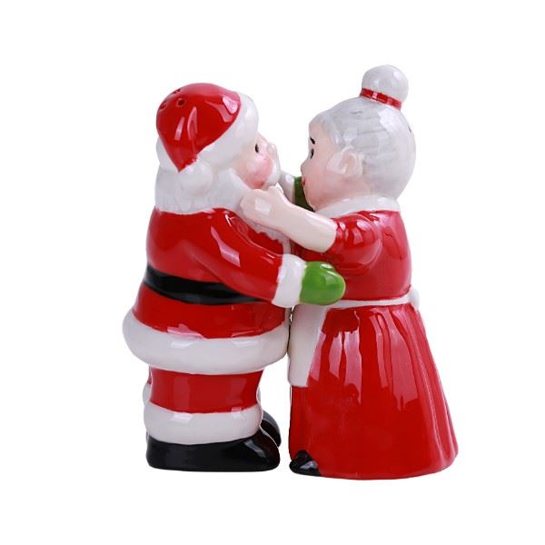 SANTA AND MRS CLAUS HUGGING SP