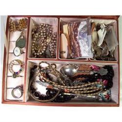 048: Jewelry box of jewelry and keys