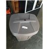 Image 2 : RUBBEMAID GARBAGE CAN WITH LID