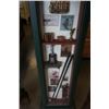 Image 8 : GOLF SHADOWBOX WINE HOLDER AND 2 WOOD GOLF FIGURES