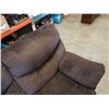 Image 8 : BROWN UPHOLSTERED ELECTRIC DOUBLE RECLINER - WORKING