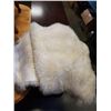 Image 3 : 2 sheepskin rugs