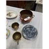 Image 8 : LOT OF CHINA DECORATIVE PLATES AND METAL SERVING PIECES - COPPER, BRASS