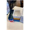 Image 4 : LOT OF PLASTIC BASKETS