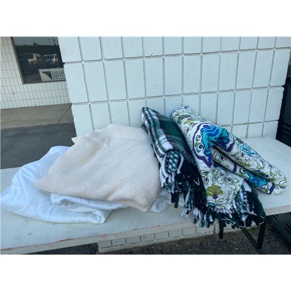 Lot bedding blankets