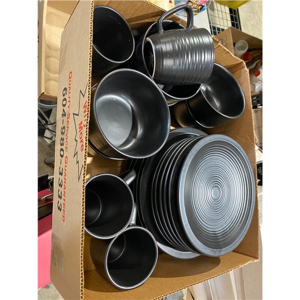 Lot black dishes