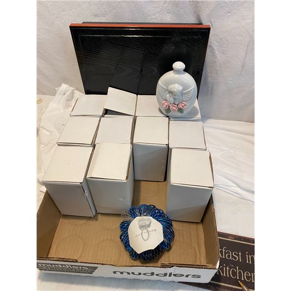 Lidded box and lidded small decor jars