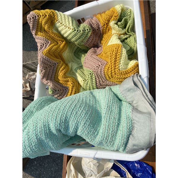 Lot vintage blankets