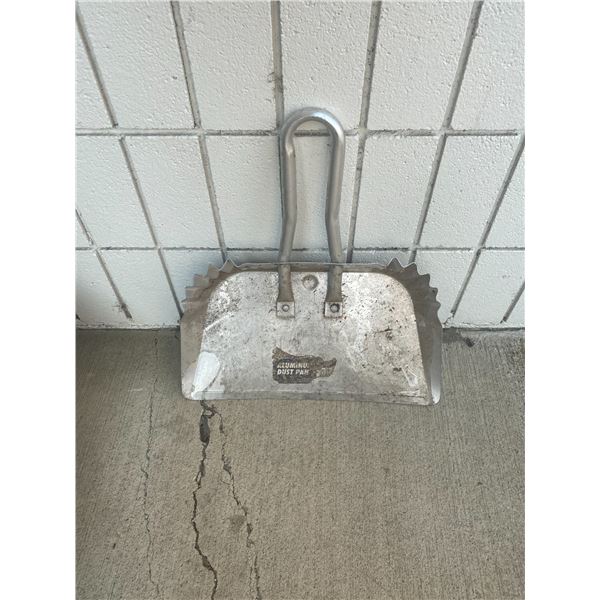Aluminum dust pan