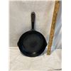 Image 1 : Cast iron frying pan