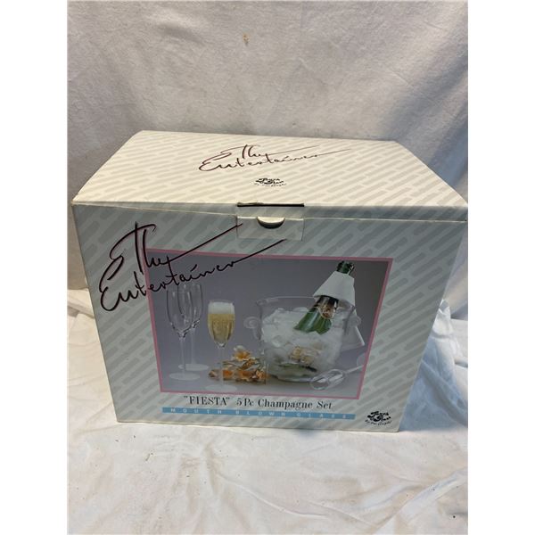 Ice bucket and 2 glasses