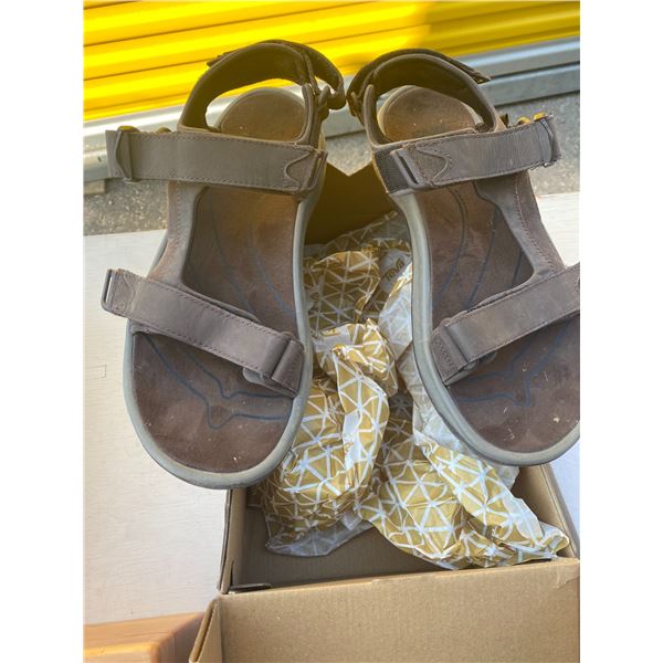 Teva shoes size 10