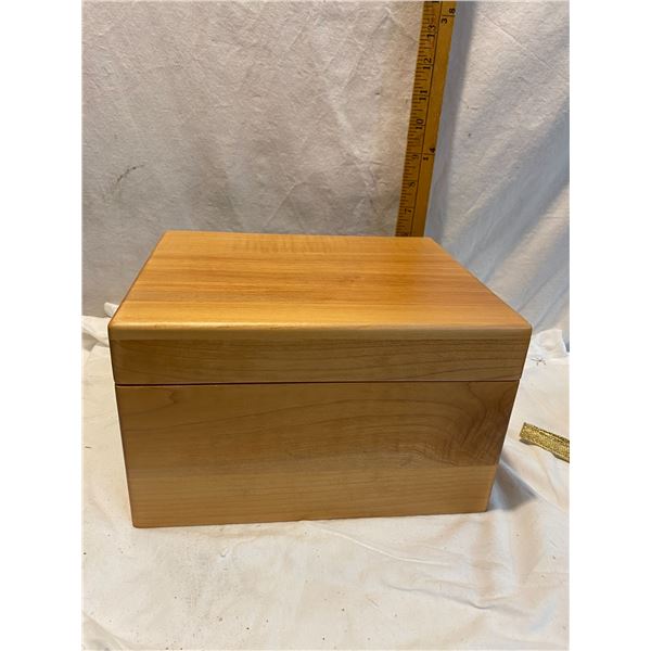 Wood trinket box