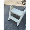 Image 1 : Rubbermaid step