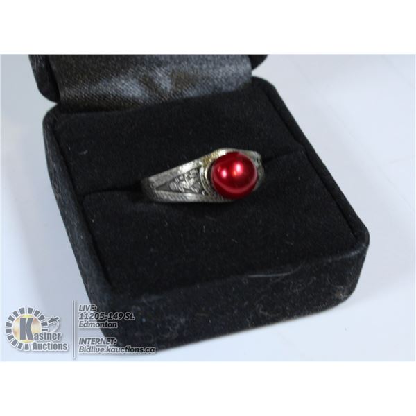 VINTAGE 1975 SILVER RING WITH A CRANBERRY BUTTON