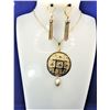 Image 1 : 17)  GOLD TONE ASIAN INFLUENCE ROUND PENDANT