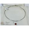 Image 1 : A SILVER CHOKER NECKLACE WITH A CRANBERRY