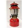 Image 2 : RED COLEMAN LANTERN IN METAL CARRY BOX