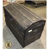 Image 3 : LARGE ANTIQUE STORAGE TRUNK