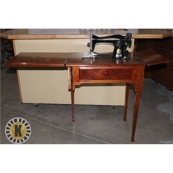 VINTAGE SINGER SEWING MACHINE IN CABINET