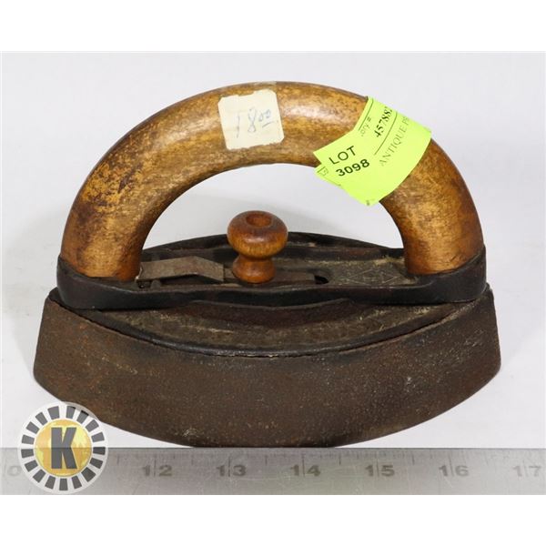 VINTAGE ANTIQUE PRESSING IRON